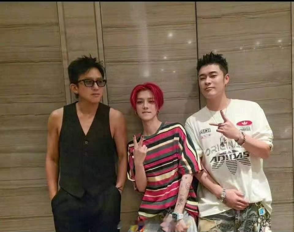 邓超陈赫鹿晗可以换头像了哈哈哈哈哈邓超陈赫鹿晗终于可以换头像了，邓超鹿晗抬着陈