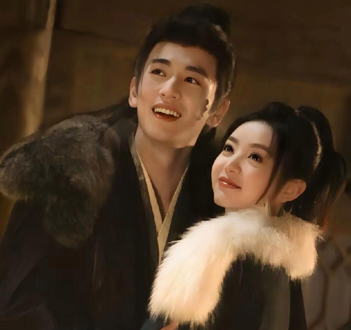 张凌赫这辈子最该感谢的，可能就是田曦薇。别的女演员和他搭档，大多是温柔配合，姿态