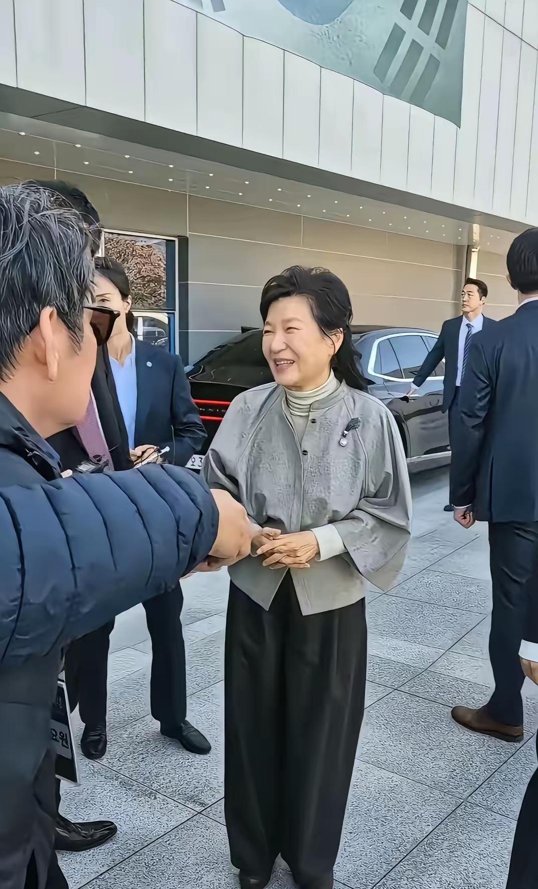 消息传来的第二天，朴槿惠还在保持沉默，想必她心里并不平静，那个曾经把她送进监狱的