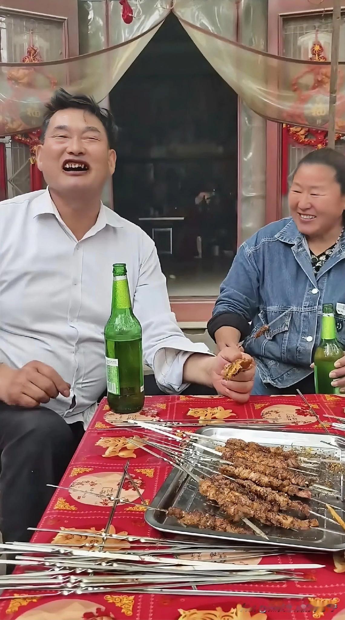 成名后的大衣哥没有抛弃发妻，就冲这一点，就值得人敬佩。娱乐圈有多少明星