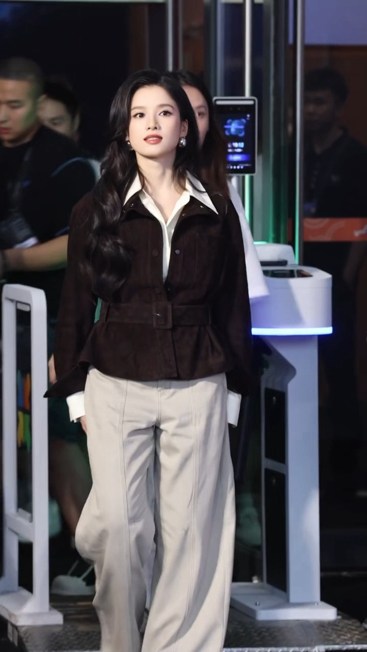 张婧仪今日线下活动丨复古港风明艳大美女