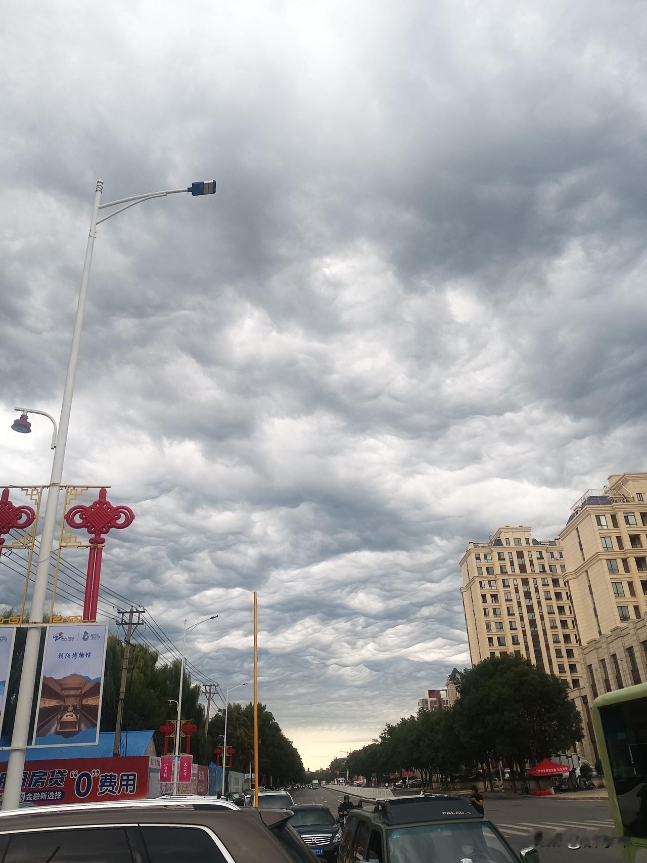 这是我今天下午拍的市区天空里的云。看起来，怪怪的，大家看看，什么情况！！好