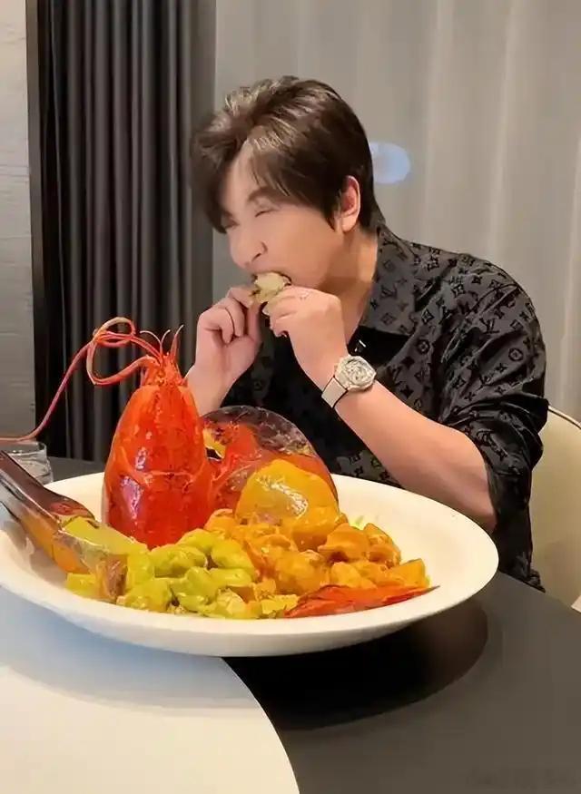 白冰从发廊小哥到偷税网红白冰在14岁就辍学，当过理发店学徒，干过快递员，之后抓住