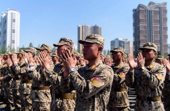 这下朝鲜真的尴尬了！两名在乌克兰被俘的朝鲜士兵，已按本人意愿移交韩国，并向首尔一