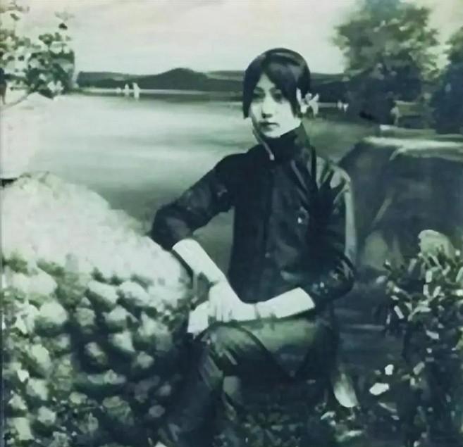 1914年，27岁的蜀军都督爱上14岁青楼女子，管事的要3万赎金，他正要付钱，却