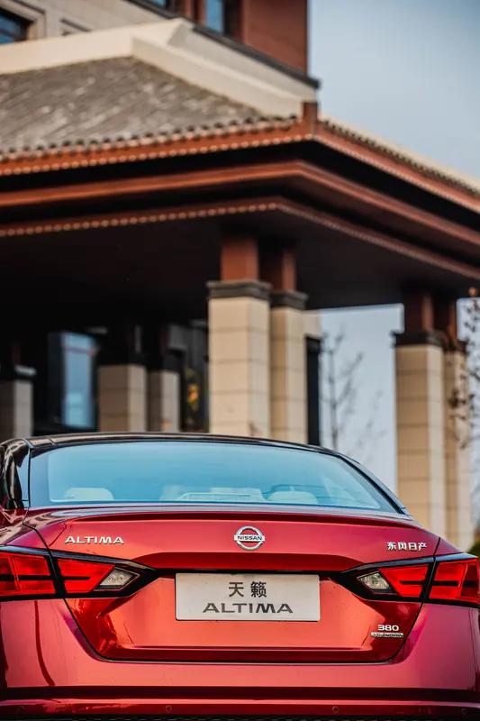 天籁和迈腾怎么选？如果是上班族的话，肯定推荐选天籁。原因很简单，坐着舒服，