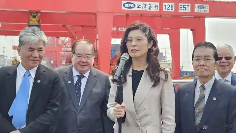 其实不然，想必精神压力还是蛮大的，生怕第一次出访说错话造成尴尬的局面！虽然没有