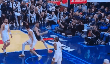 太阳记者怒喷裁判：“切特和哈藤顺势倒下，裁判就会吹哨，球权交换。”“这又是基于什