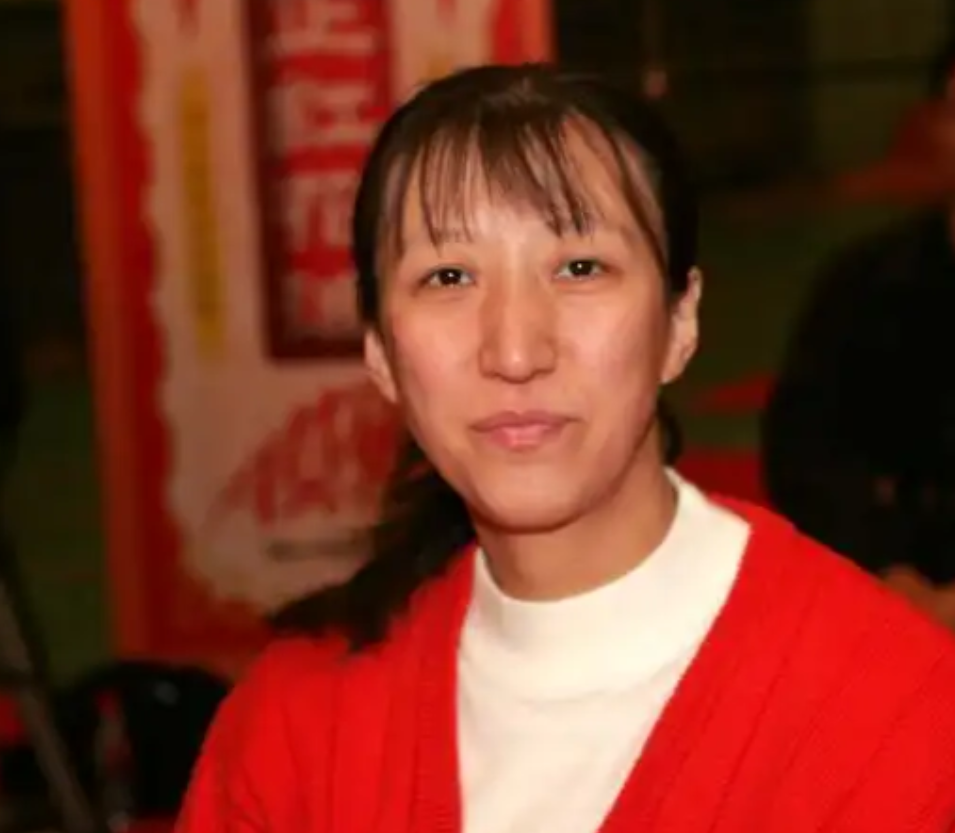 中国女排输给泰国丢奥运直通资格，排坛出现了一个极其反常的现象。以往女排只要输一场，各路名宿、资深教练