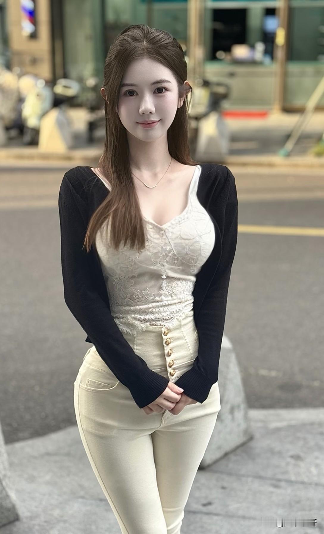 白色小内搭，黑色小线衣，彰显心目中女神形象