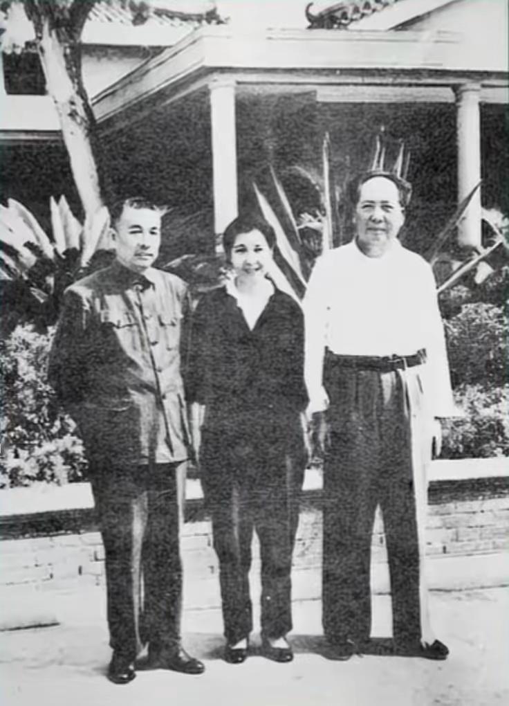 1961年珠海庭院，毛主席同陶铸、曾志夫妇合影。南下视察之际，记录了老一辈革命者