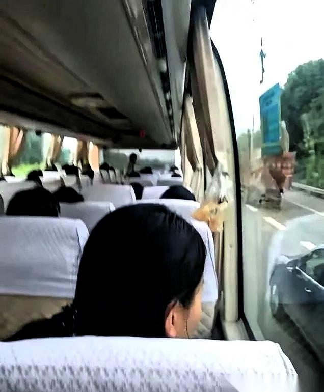 云南一个3980块钱的6天团，母女俩报的。行程途中，导游突然露出手臂疤痕，