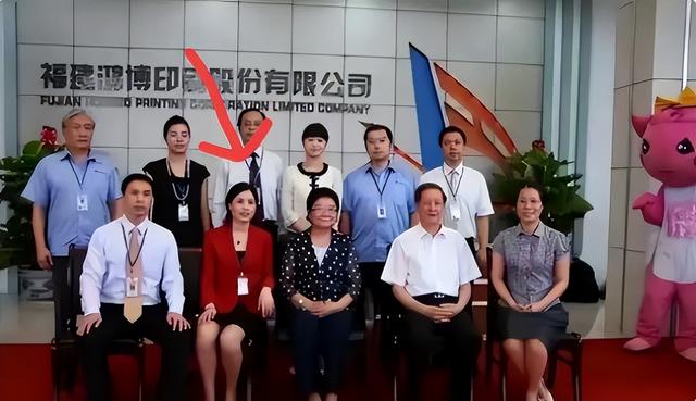 一家七口套现20亿!逃离后晒出身后的美国国旗,留下17万股民买单