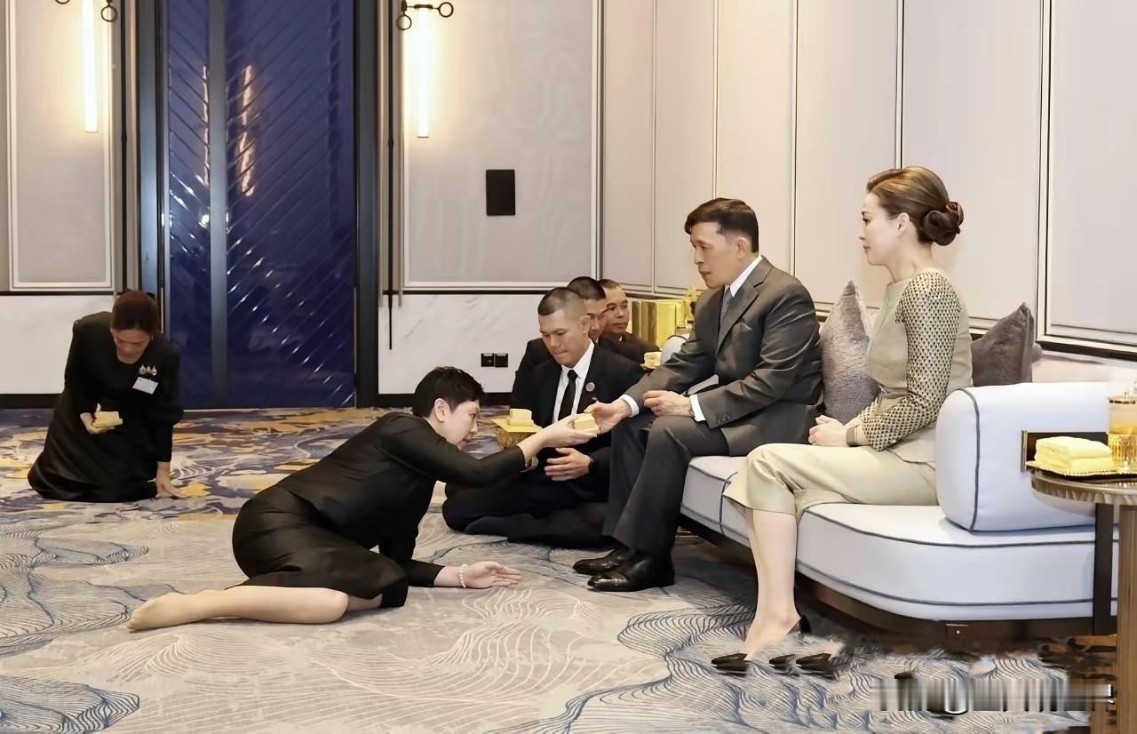 真是受不了泰国国王的嚣张样子这到底是谁发明的匍匐跪拜礼？这也太折腾人了，这要是