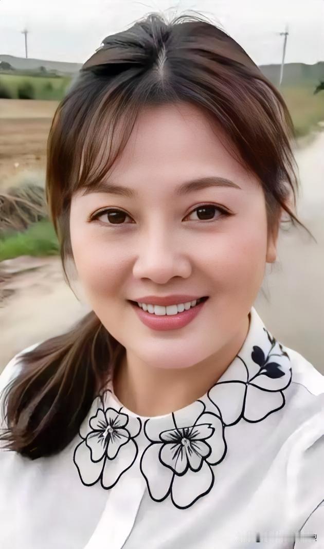 乡间小路微风轻拂，白衬衫领口手绘繁花，笑容温婉如初绽阳光，透着恬静的岁月安然。