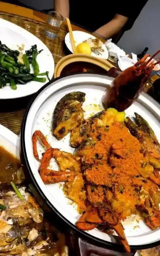 女孩结婚那天舅舅因为没坐上主桌当场翻脸，被几个壮汉架出去的画面我刷到三遍。老家人