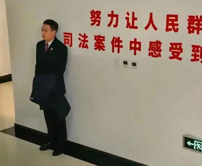 《以法之名》：看懂张译演的洪亮最后选择继续做检察官，才明白大结局留这个镜头的真正