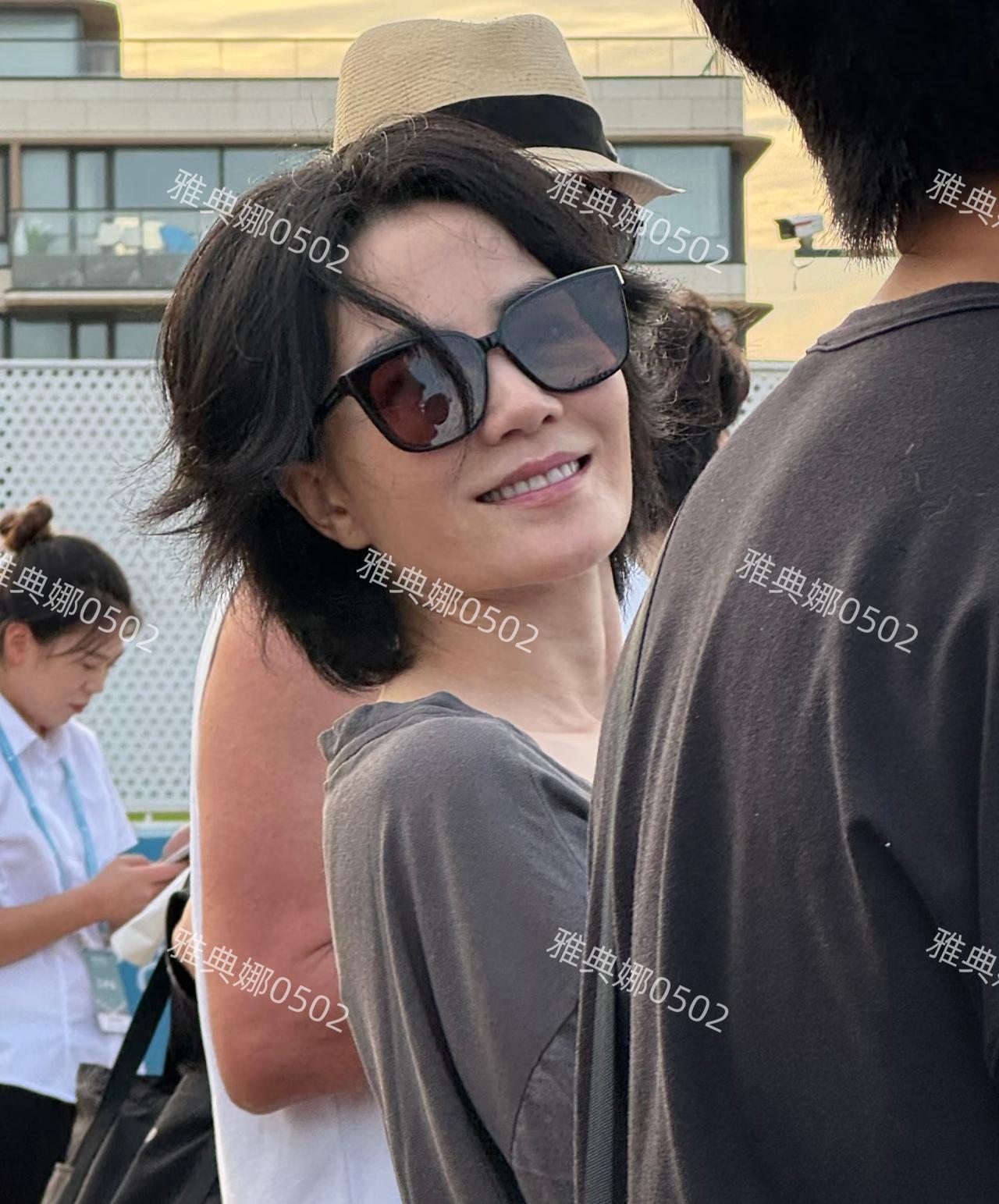 超近距离感受王菲，本人既不年轻也不老脸上没有什么整过的痕迹很自然，她身材清瘦高挑