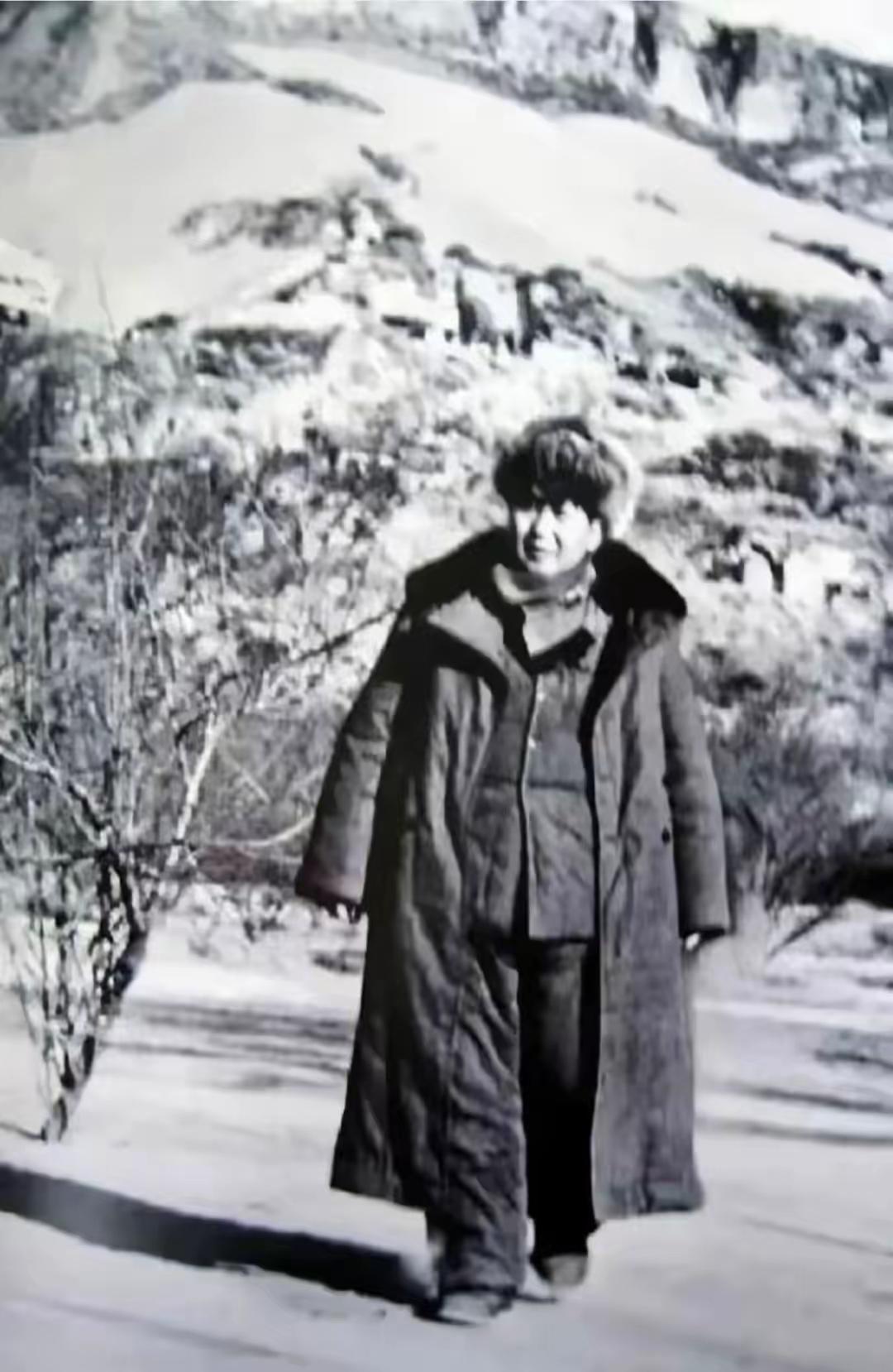 1942年的延安，真的快要揭不开锅了。队伍要吃饭，伤员要买药，边区要运转，哪一样