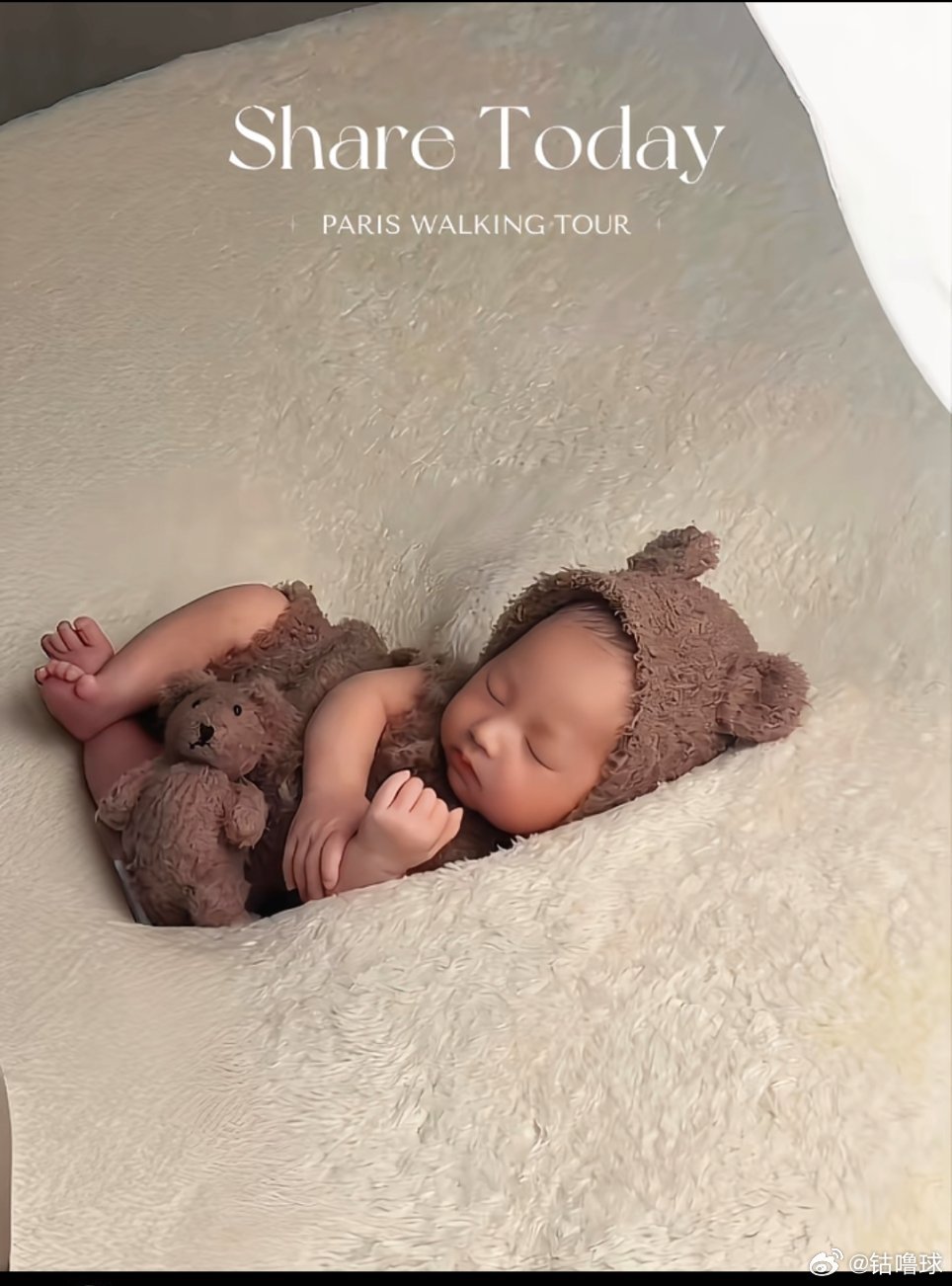 马筱梅儿子满月照，真的好可爱，眉眼跟汪小菲一模一样。