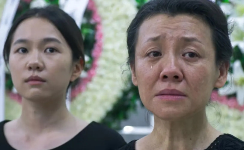 《树影迷宫》东东死了，原本以为他的妈妈和他爸再也过不下去，没想到她不仅没离婚，还