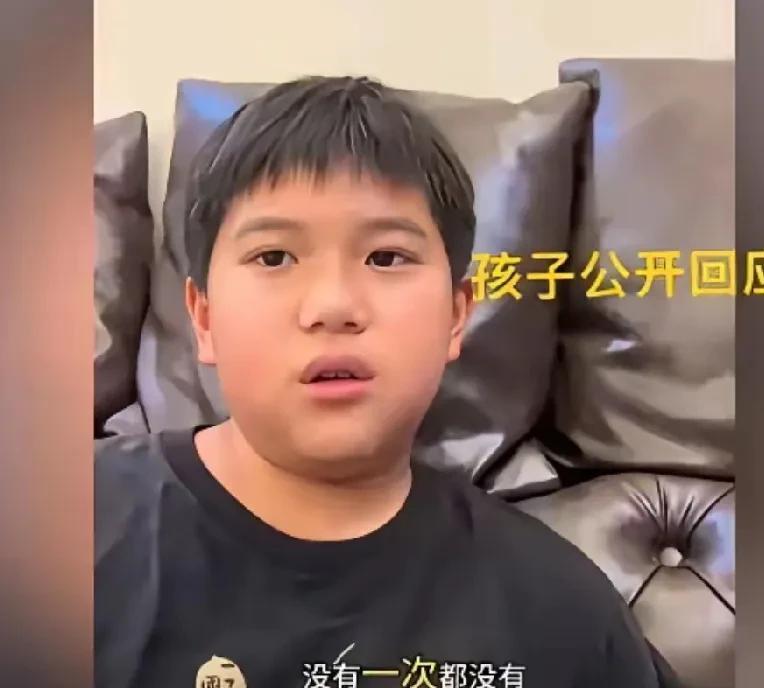 被亲生父亲叫去车尾箱乘坐，这个小孩证实，1000多公里的路途，父亲一次都没让他回