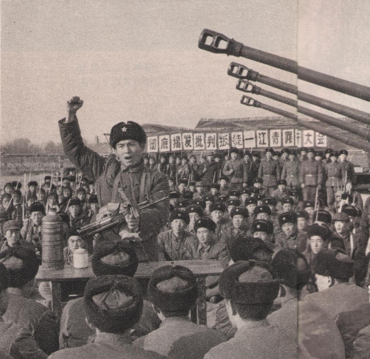 [呲牙笑]70年代末老照片（咱们不说标语，只说武器啊）——画面中间那位战士，胸挎