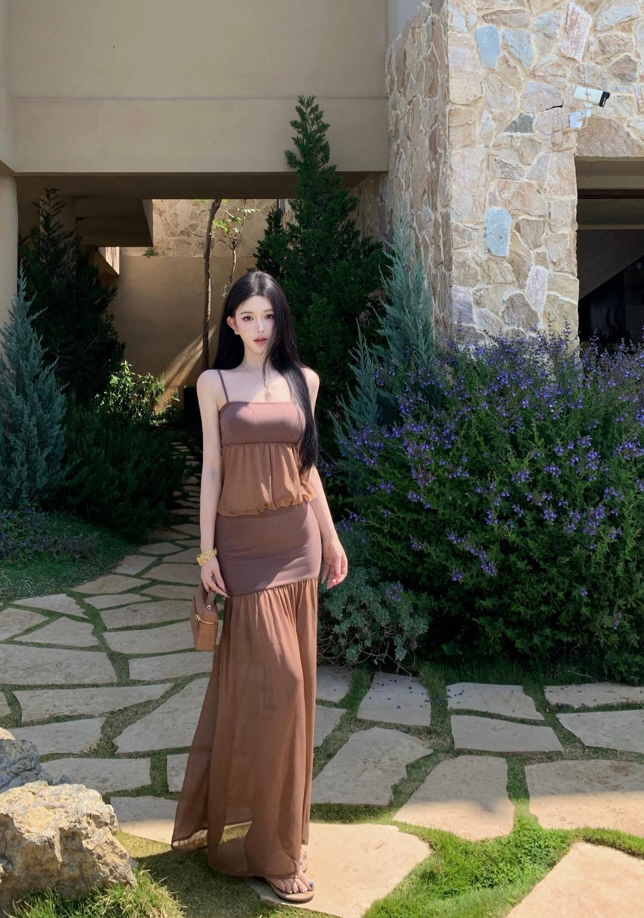 一身暖棕，自带温柔滤镜。裙摆随光影轻轻晃动，安静又明艳，低调里藏不住的好气质。