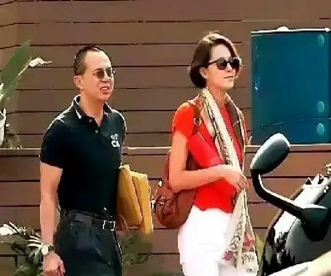 郭嘉文悄悄搬出九龙塘那套能俯瞰整个维港的顶层复式，连她最爱的粉色瑜伽垫都没带走。