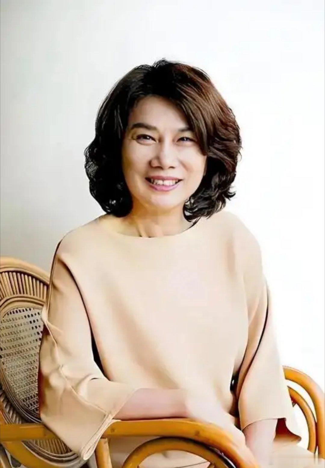 格力董明珠大姐快忙飞起来了，根本腾不出空来去务虚吃饭合影，立夏了，空调销售旺季来