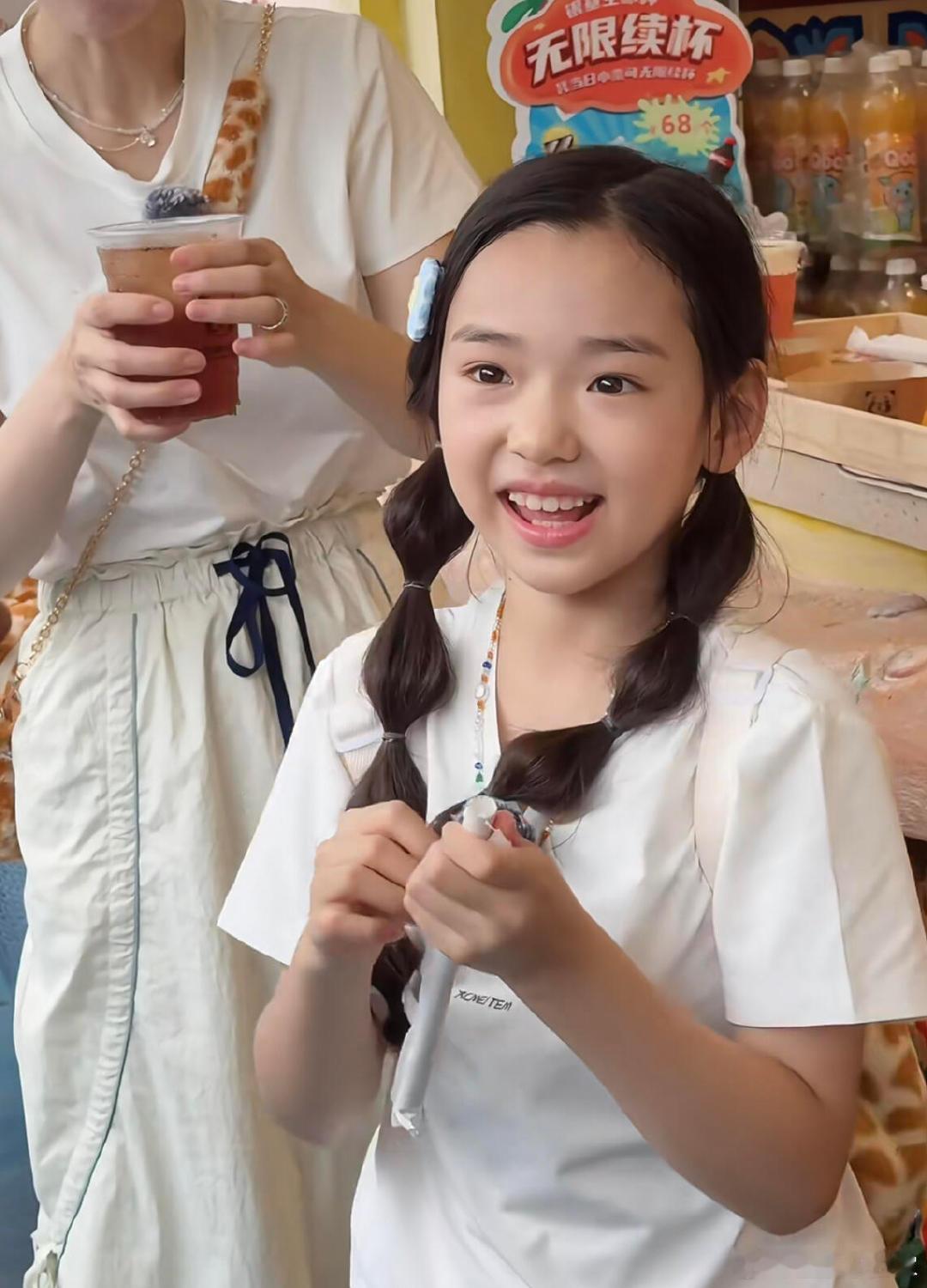 董璇小酒窝妈妈基础女儿就不基础网友镜头下的小酒窝太圈粉！跑跳打闹活力无限，和陌