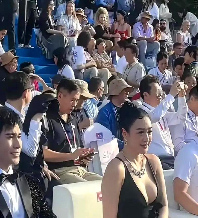 54岁钟丽缇弯腰捡耳环，深V走光没打码，弹幕炸了。一半人喊“姐姐杀我”，一