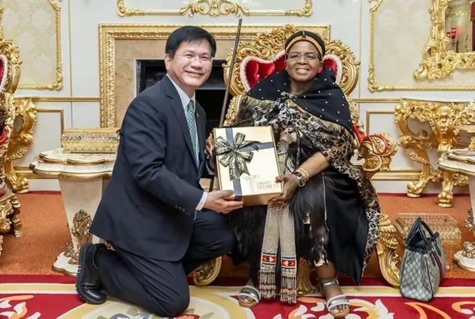你看看台独分子有多贱，韩国瑜率团窜访法国时，和民进党“立委”林楚茵（梁文杰妻子