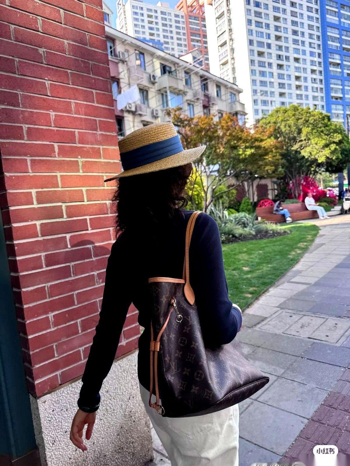 小区门口，几个年轻人正手忙脚乱地拦车，一个孩子跑过来冲我说：“大爷，下雨了，我帮