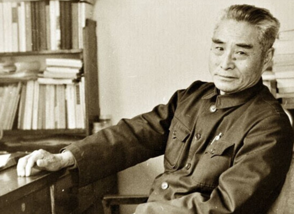 1975年，蒋介石得知黄维被特赦的消息后，立刻邀请他前往台湾，不仅补发了他被俘2