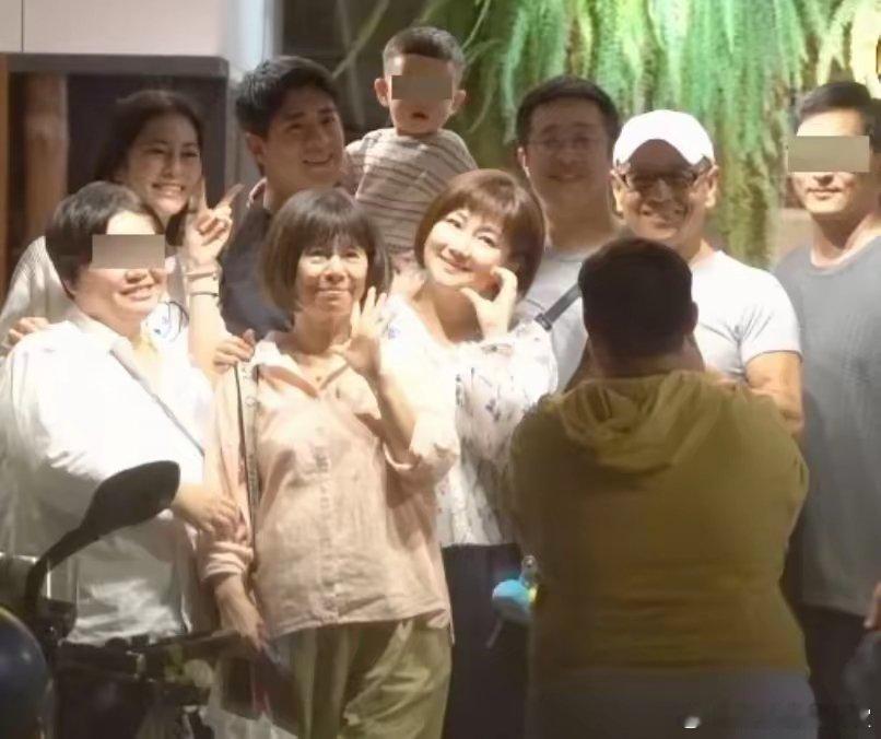 Selina带男友儿子与爸妈聚餐Selina一家七口同框聚餐，全员笑容暴击！小