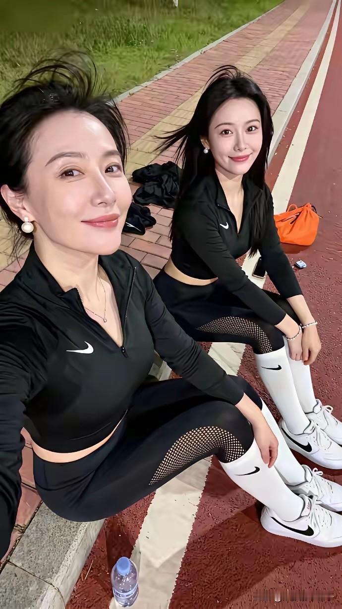 让跑步的这些中年大叔和年轻人如何自拔？这对母女，天天这样跑步，老少爷们哪个受