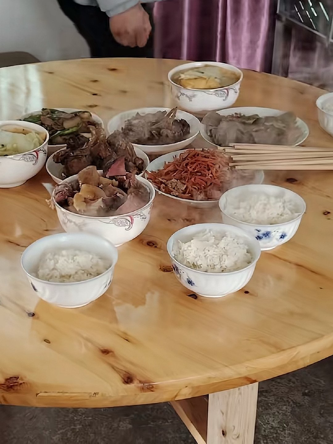 第一次去男朋友家，换个桌子吃饭感觉被重视了