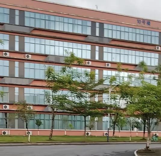 考不上公办高中的女儿，选择去职校学技术！​​去了学校还没报名呢，已经能感觉到​