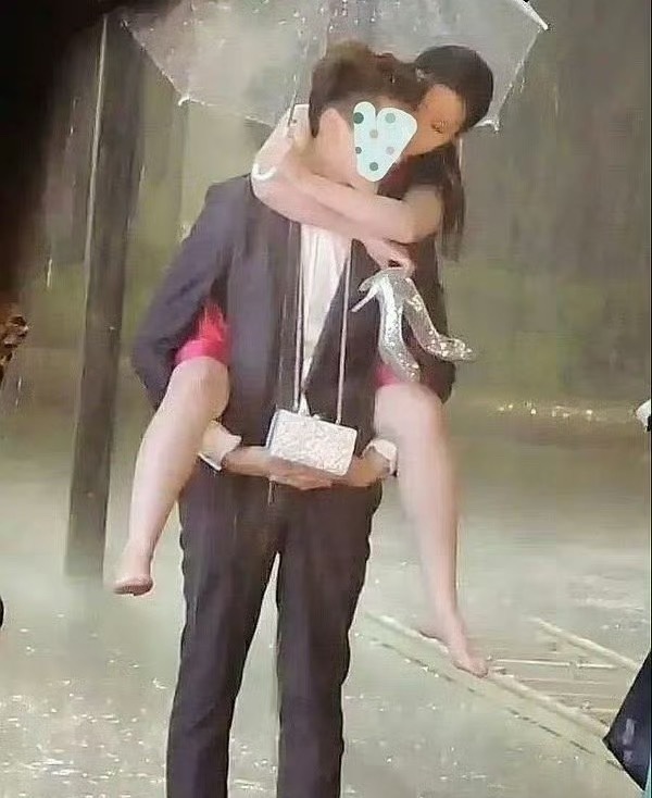 真不敢相信这是神仙姐姐的腿……​​​​