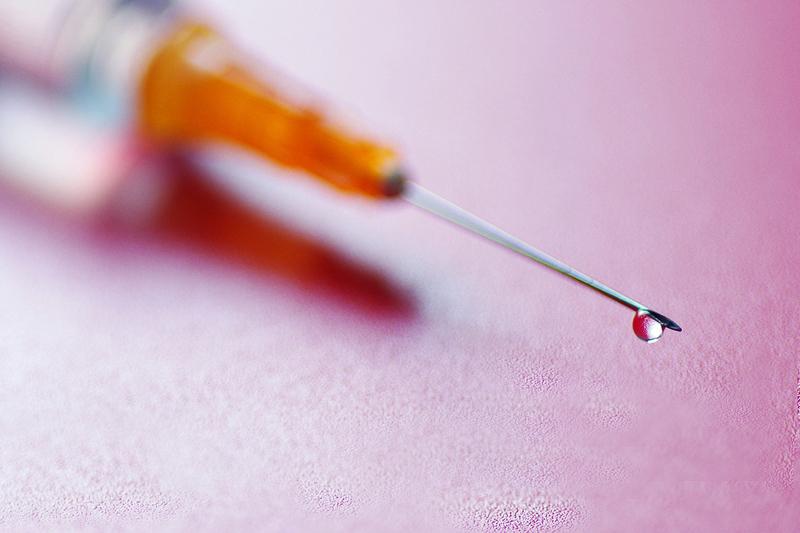 最近多地流感疫苗接种预约激增，甚至满员。全国流感进入快速上升期，南北方省份哨点医