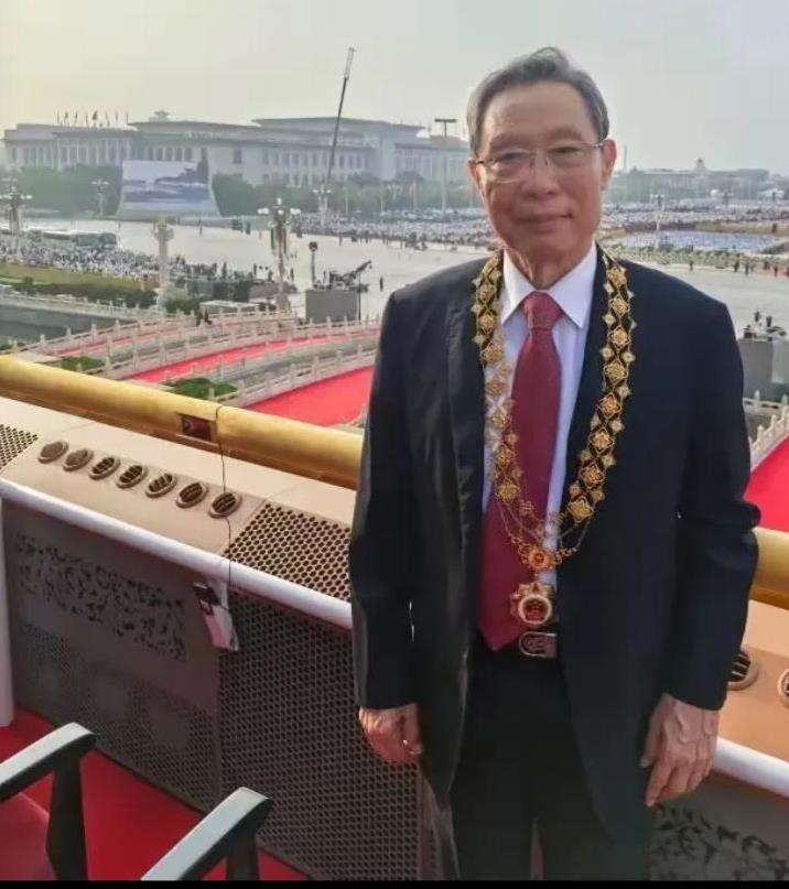 做为游客我登上过天安门城楼，大概是2003年左右，带着我外婆和老妈上去的，票价好