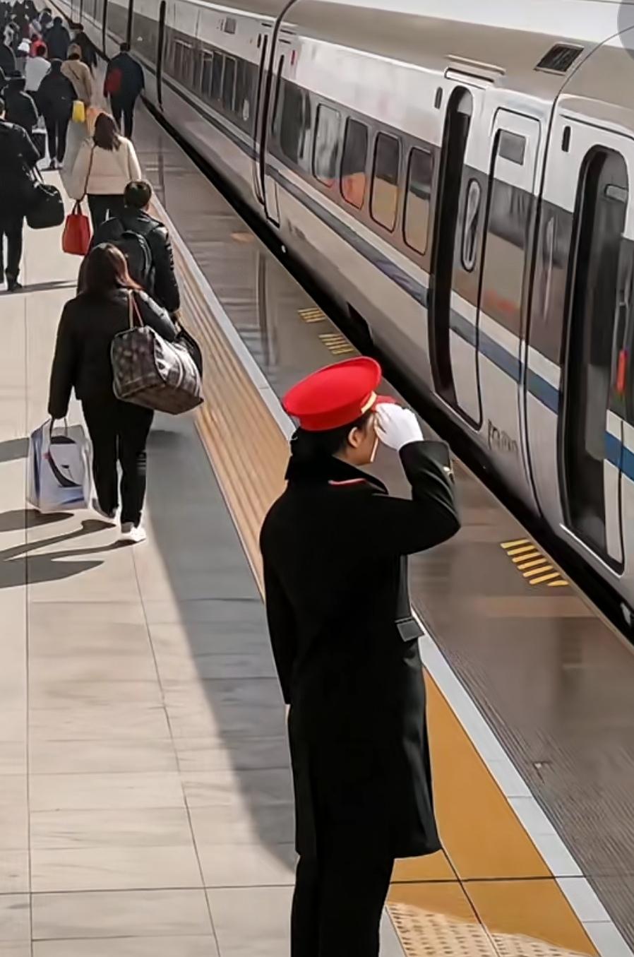 列车长的工作，远不是查票、报站、开关门那么简单。他们是铁路线上最后的“守夜人”，