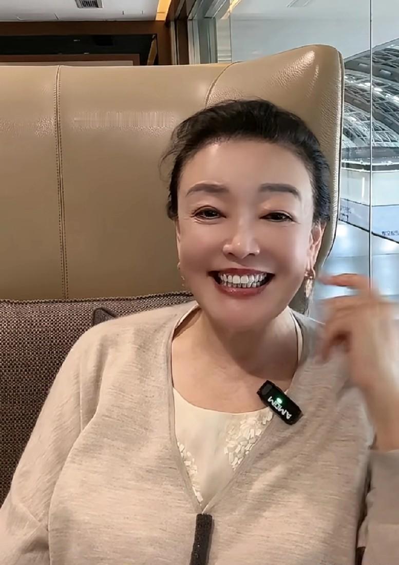 张兰没歇着,直播间连轴转,麻六记卖疯了。儿子儿媳不闹了,孙子孙女天天抱,饭桌上