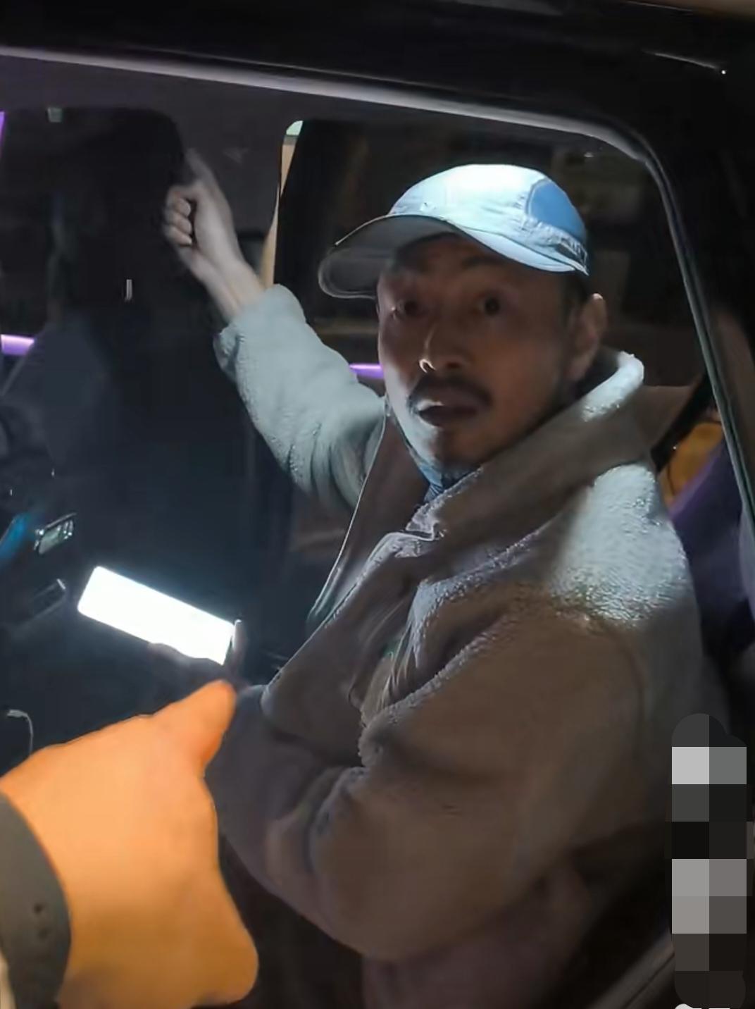 男子坐顺风车，要求司机送到小区里面被拒绝，赖在别人车上不走的……男子给出的理由