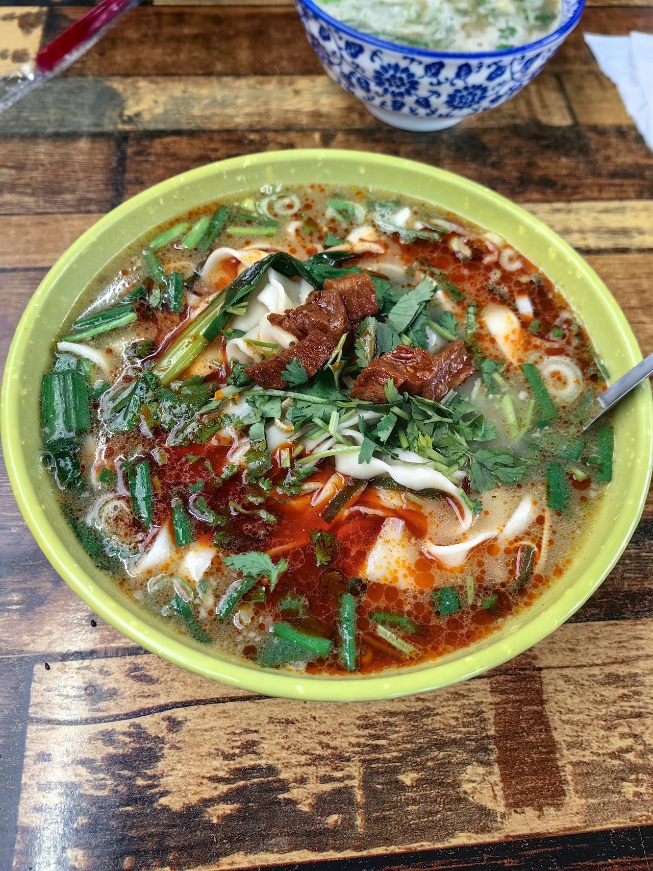 家乡洛阳的牛肉烩面，那真是百吃不厌！每次回老家，必吃牛肉烩面。烩面的面条筋道