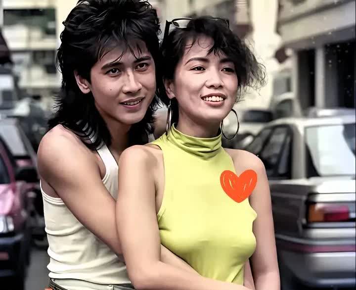 刚刚查了一下齐秦不查不知道，一查才明白！这是一张1981年的老照片，