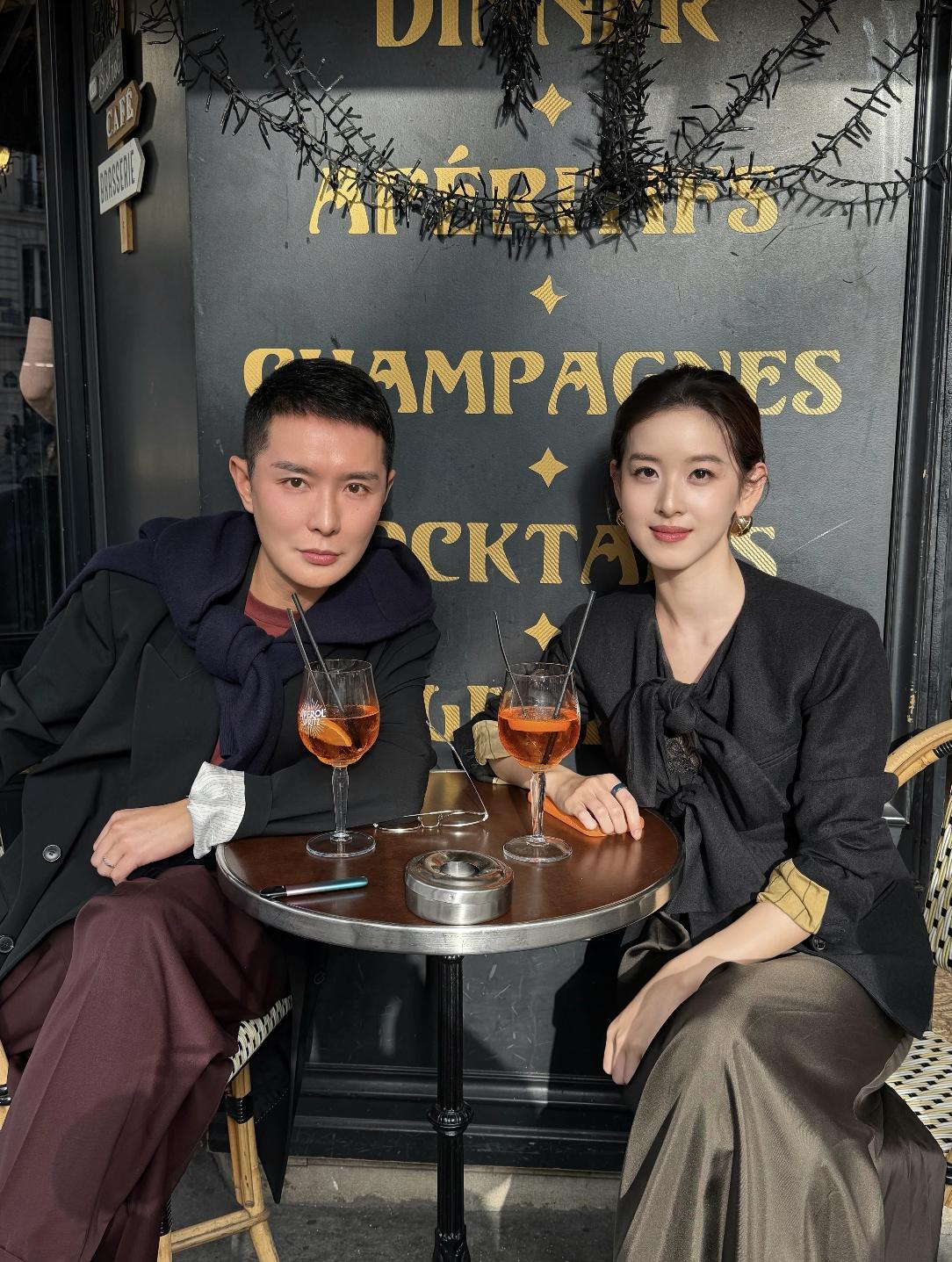 左边是刘冲，VOGUE时尚杂志总监。右边是章泽天，京东时尚品牌顾问，1993年