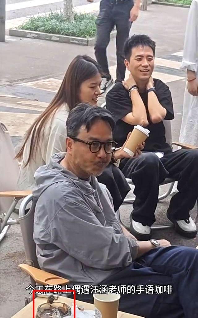 汪涵长沙街头“放飞自我”，刚过五十，头发和胡子都白了一半，脚上一双人字拖，嘴里嚼