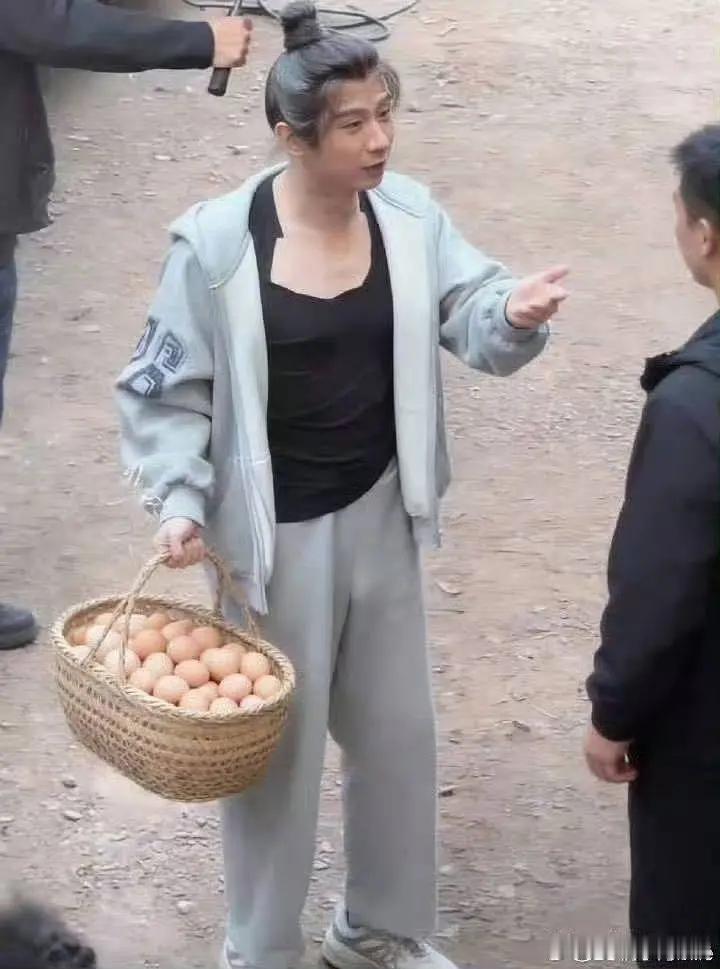 请问成毅这是在故意扮丑吗？